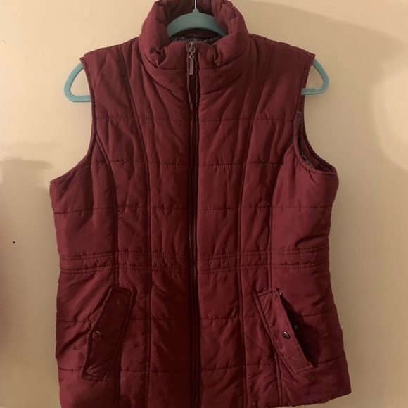 Weatherproof burgundy puffer vest ⭐️ - Picture 3 of 10